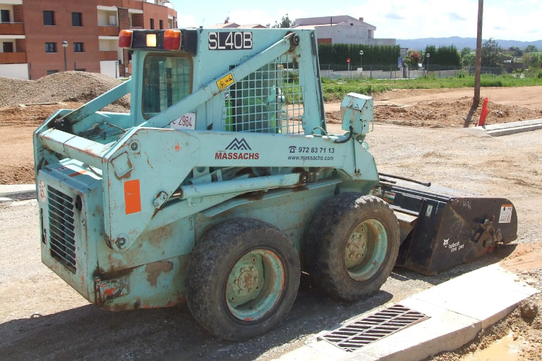 Mini-pala-bobcat-accessori-escombra-MASSACHS-Obres-i-Paisatge-slu