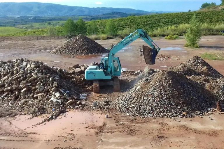 massachs-reciclatge-excavadora-amb-cullera-matxucadora